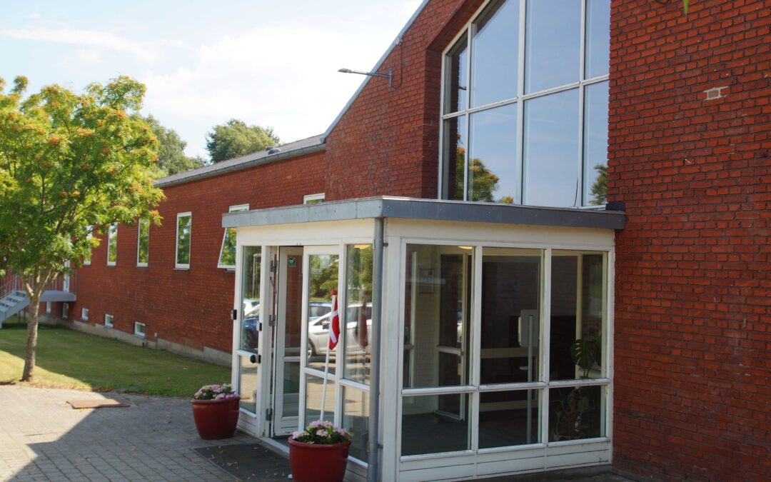Hovedindgang til Fonden Ørtings specialskole, der er en skole for børn og unge med særlige behov i Jylland, der tilbyder specialundervisning