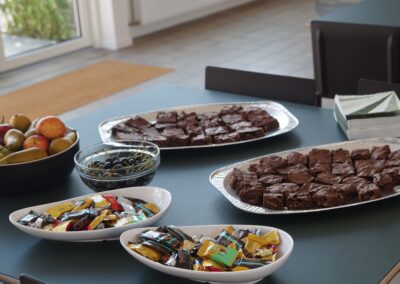 Frugt, kager og chokolade til fejring af skolen for unge med autisme, der er en del af vores bosted og opholdssted for børn og unge i Jylland