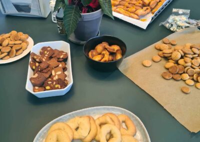 Udstilling med småkager, som de unge på vores bosted og opholdssted i Jylland har bagt. Her er klejner, brunkager og pebernødder