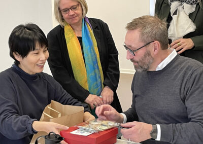 En gæst fra Japan giver gaver til forstander på vores opholdssted og bosted for børn og unge med autisme i Jylland