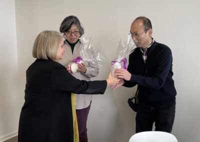 Administrativ leder giver gaver til de japanske gæster, der har besøgt vores bosted og opholdssted for børn og unge med autisme