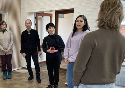 Gæster fra Japan møder en af de unge på vores opholdssted i Jylland, der kan præsentere sig på japansk