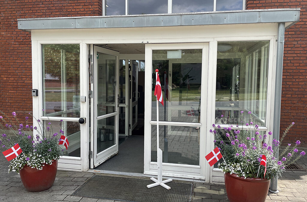 Flag ved hovedindgangen til Fonden Ørting, der har egen specialskole og STU for børn og unge med autisme