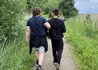To unge går arm i arm, mens de er på vandretur med Fonden Ørtings specialskole for børn og unge med autisme