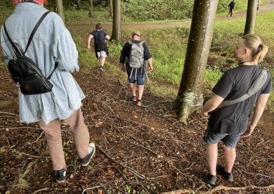 Elever fra Fonden Ørtings specialskole for børn og unge med autisme er på vandretur i skoven i faget Hiking
