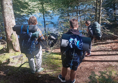 En gruppe unge er på vandretur. De bærer selv deres oppakning, så de kan overnatte i skoven med deres lærer. Turen er en del af faget Outdoor på Fonden Ørtings specialskole for børn og unge med autisme