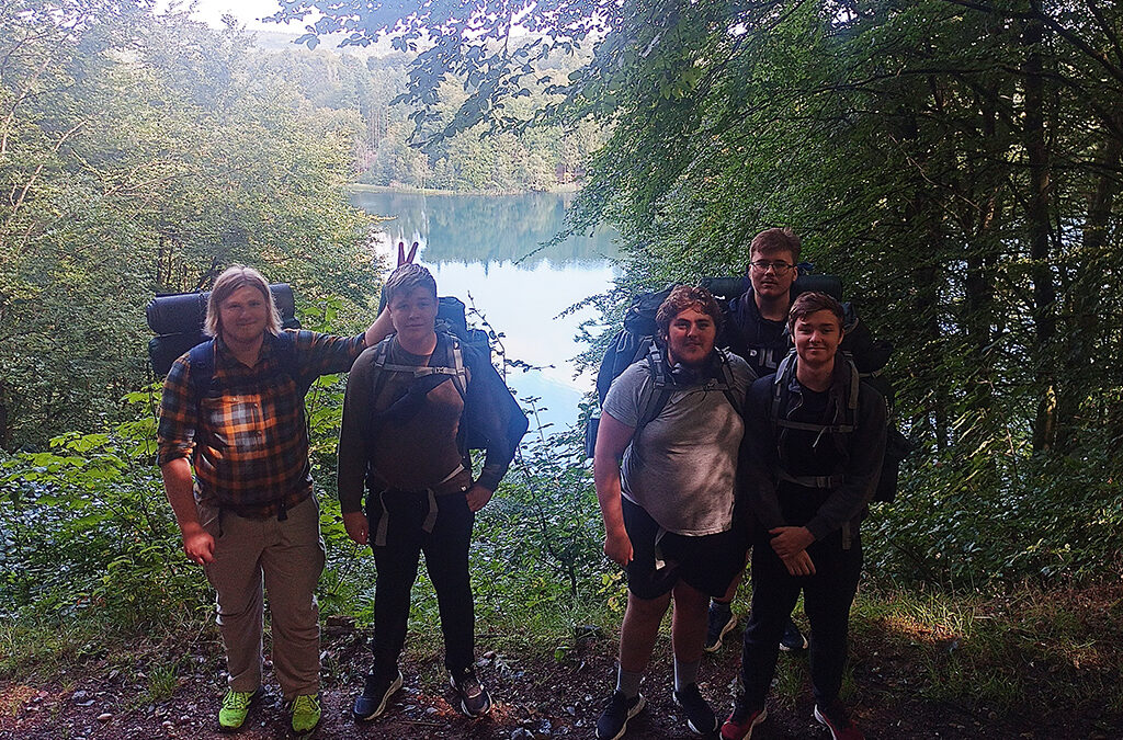 En gruppe elever er på vandretur med overnatning på Himmelbjerget. Turen er en del af faget Outdoor på Fonden Ørtings specialskole for børn og unge med autisme