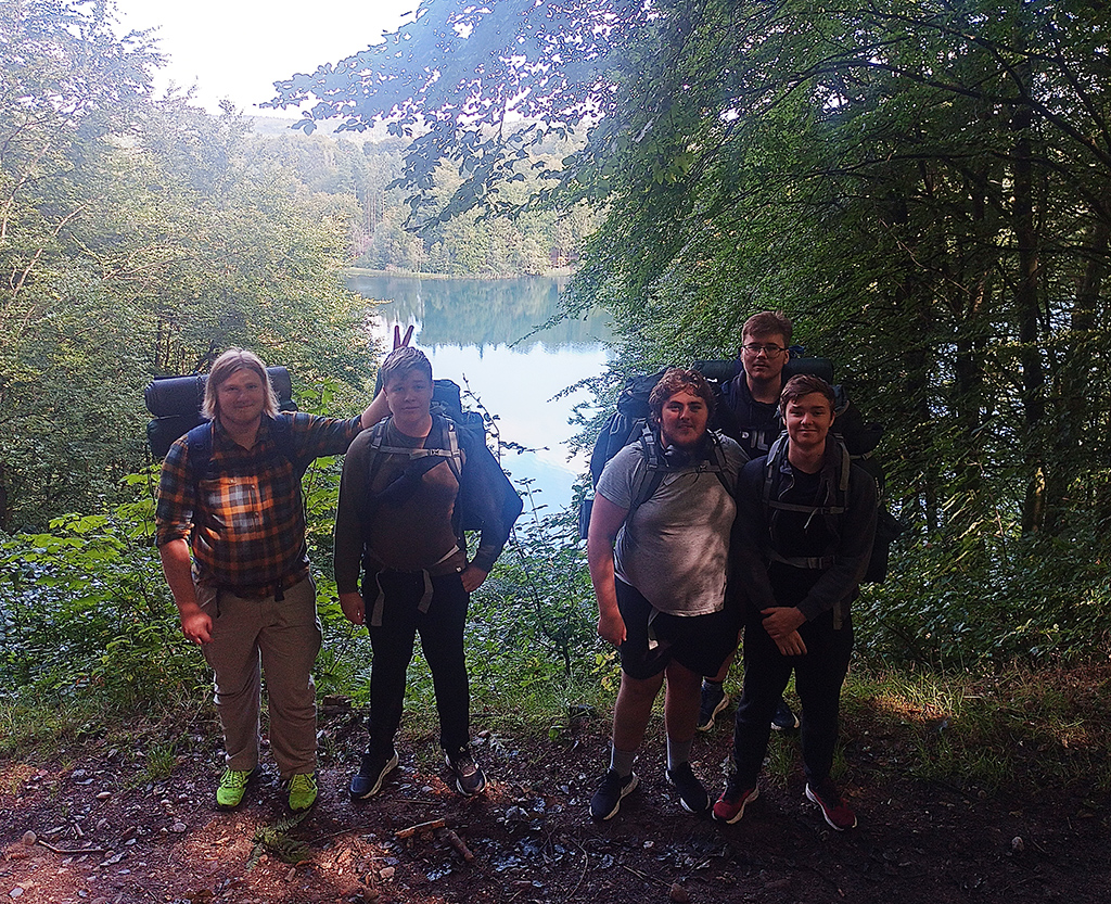 En gruppe elever er på vandretur med overnatning på Himmelbjerget. Turen er en del af faget Outdoor på Fonden Ørtings specialskole for børn og unge med autisme